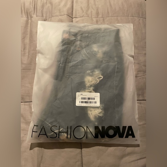 Fashionnova size 5 medium blue wash denim shorts - Picture 3 of 3